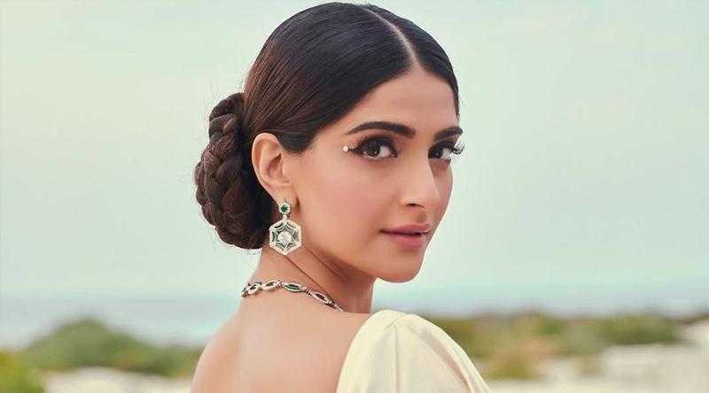 বলিউডের ফ্যাশন আইকন সোনম কাপুরের জন্মদিন আজ