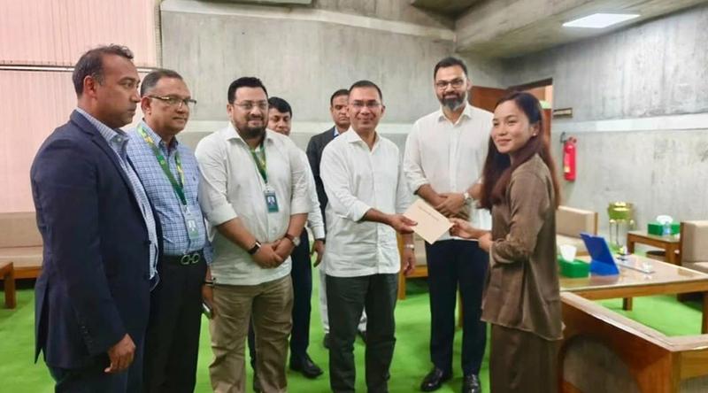 ফুটবলার ঋতুপর্ণার হাতে অনুদানের চেক তুলে দিলেন প্রধানমন্ত্রী