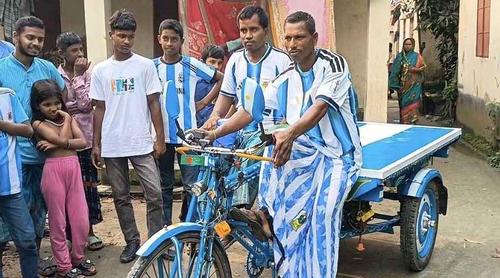 ঋণের টাকায় ‘তেলেসমাতি’ আর্জেন্টিনাভক্ত ভ্যানচালক মেসি সুমনের