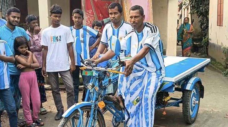 ঋণের টাকায় ‘তেলেসমাতি’ আর্জেন্টিনাভক্ত ভ্যানচালক মেসি সুমনের