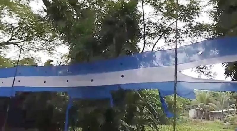 আর্জেন্টিনার ১২০ হাত লম্বা পতাকা ছিঁড়ে ফেলায় সমর্থকদের ক্ষোভ