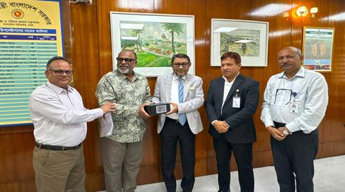 স্বাস্থ্যমন্ত্রীর কাছে হামের চিকিৎসা সরঞ্জাম হস্তান্তর কানাডিয়ান প্রতিষ্ঠানের