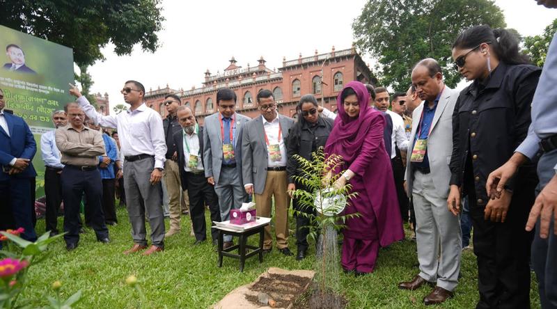 বৃক্ষরোপণের মাধ্যমে বাসযোগ্য পৃথিবী গড়ার আহ্বান জুবাইদা রহমানের