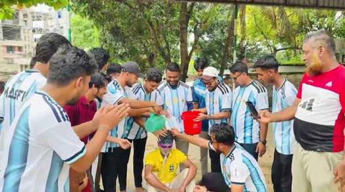 রাঙামাটিতে ৭ লিটার দুধ দিয়ে গোসল করে আর্জেন্টিনায় যোগদেন ব্রাজিল সমর্থক তামিম