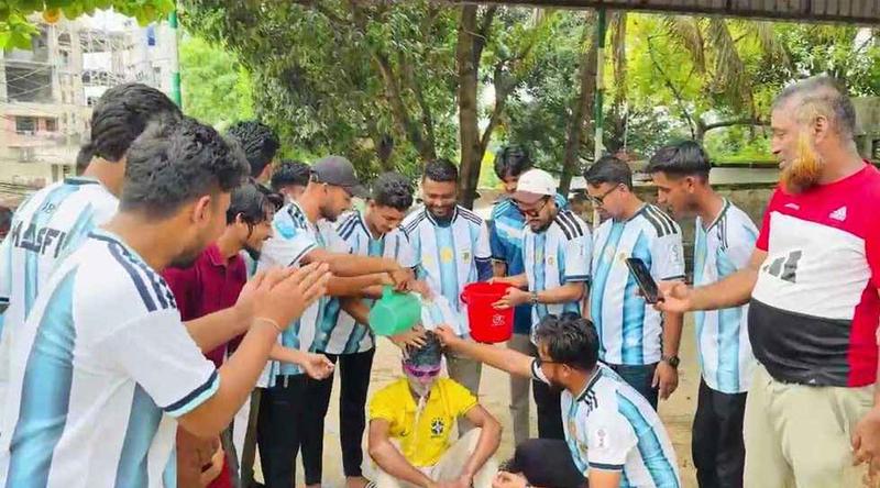 রাঙামাটিতে ৭ লিটার দুধ দিয়ে গোসল করে আর্জেন্টিনায় যোগদেন ব্রাজিল সমর্থক তামিম