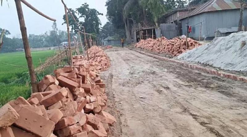 প্রধানমন্ত্রীর সফর শেষে তুলে নেওয়া হলো সড়কের ইট