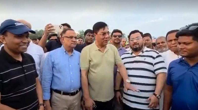 আকস্মিক কক্সবাজার সৈকতে ৩ প্রতিমন্ত্রী, কথা বললেন পর্যটকদের সঙ্গে