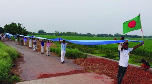 ২০২২ ফুট দৈর্ঘ্যের পতাকা তৈরি করে তাক লাগিয়েছেন আর্জেন্টিনার সমর্থকরা