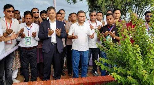 জুলাই শহীদ ওয়াসিমের কবর জিয়ারত করলেন প্রধানমন্ত্রী তারেক রহমান