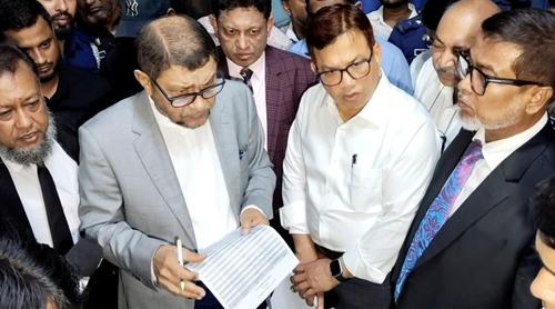 নারায়ণগঞ্জ হাসপাতালে উপস্থিতি যাচাই করলেন স্বাস্থ্যমন্ত্রী