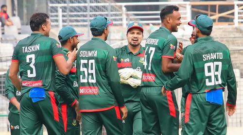 শরিফুলের জোড়া আঘাতের পর তাসকিনের ভেলকি