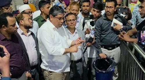 শাহবাগে এলজিআরডি প্রতিমন্ত্রীর ‘ক্লিন-আপ ড্রাইভ’, বর্জ্য ফেলায় ১০ ব্যবসায়ীকে জরিমানা