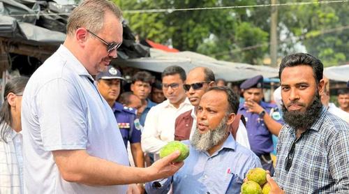 রাজশাহীর আমের স্বাদ নিলেন মার্কিন রাষ্ট্রদূত