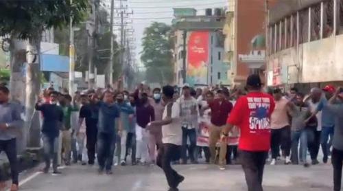 পুলিশের সামনেই আ. লীগের মিছিল, আটক ৪