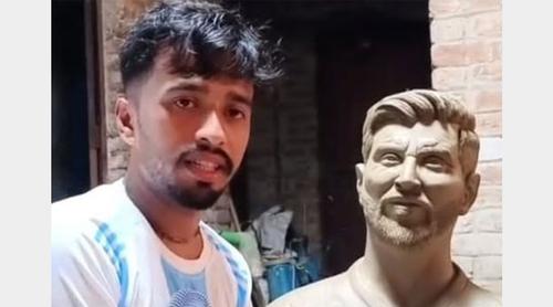 গাইবান্ধায় এবার মেসির ভাস্কর্য বানালেন এক তরুণ