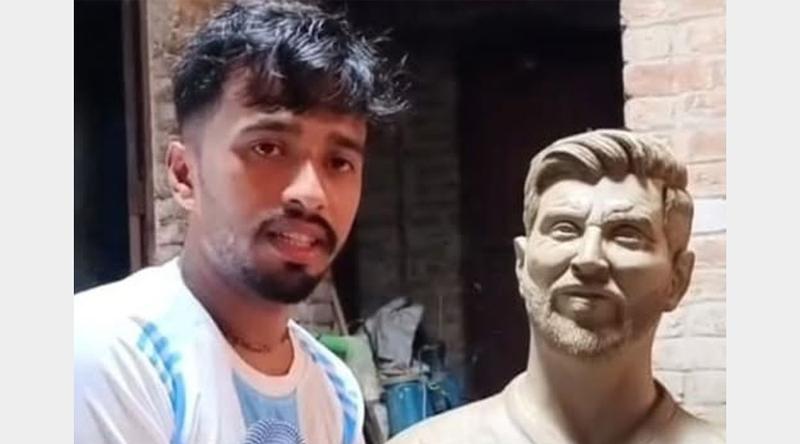 গাইবান্ধায় এবার মেসির ভাস্কর্য বানালেন এক তরুণ