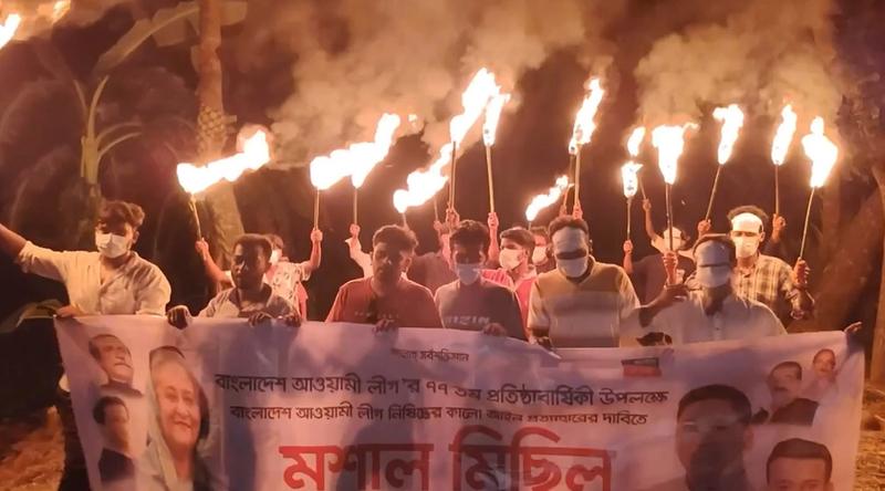 আওয়ামী লীগের প্রতিষ্ঠাবার্ষিকী উপলক্ষে নিষিদ্ধ ছাত্রলীগের মশাল মিছিল
