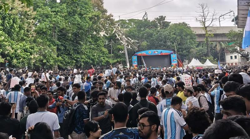 খেলা শুরুর আগেই টিএসসিতে আর্জেন্টাইন সমর্থকদের ঢল