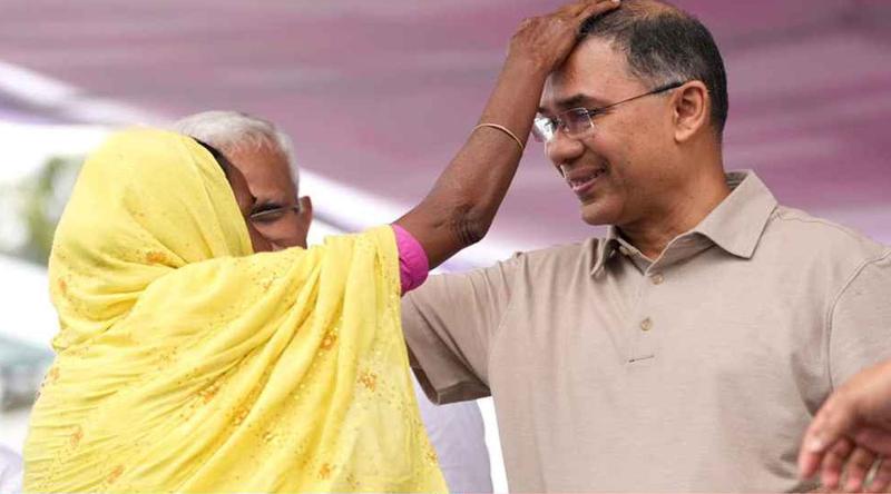 প্রধানমন্ত্রীর মাথায় হাত বুলিয়ে দোয়া করলেন এক বৃদ্ধা
