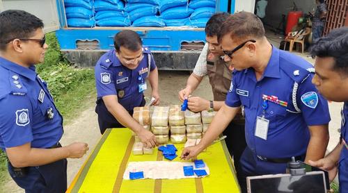 কুমিল্লায় লবণের গাড়ি থেকে প্রায় ৫ কোটি টাকার ইয়াবা উদ্ধার