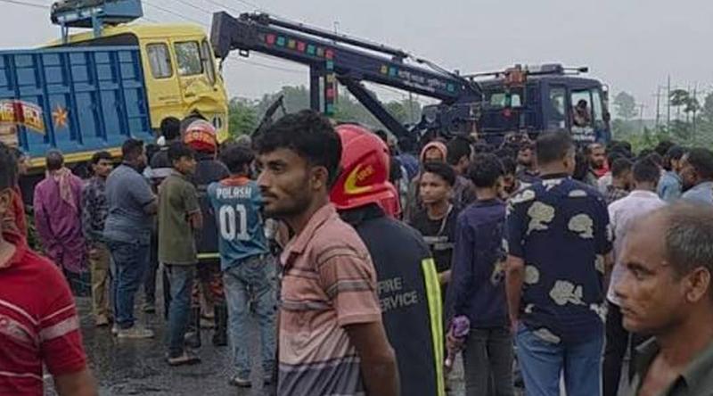 মানিকগঞ্জে ট্রাক-পিকআপ সংঘর্ষে প্রাণ গেল ২ জনের