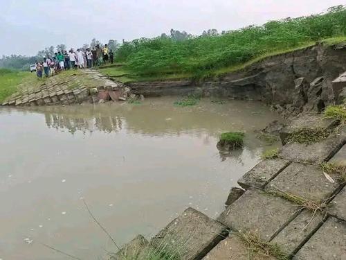নদীভাঙনের হুমকিতে সিরাজগঞ্জের বাহুকা গ্রাম, দ্রুত ব্যবস্থা নেওয়ার দাবি