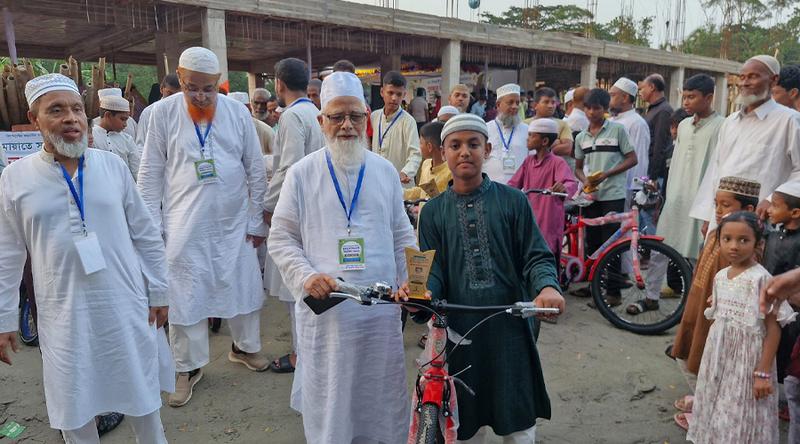 টানা ৪০ দিন জামাতে নামাজ আদায় করে বাইসাইকেল পেল ৯ কিশোর