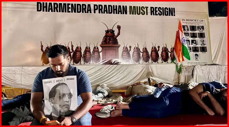 দিল্লিতে ‘ককরোচ জনতা পার্টি’র অনড় অবস্থান, শিক্ষামন্ত্রীর পদত্যাগ দাবি