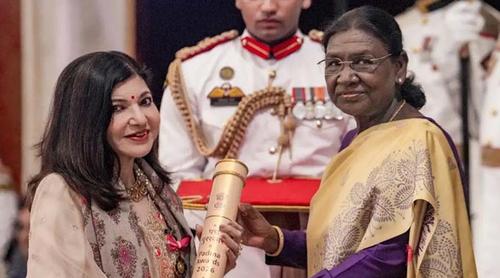 স্বাস্থ্য জটিলতার মাঝেই পদ্মভূষণ গ্রহণ করলেন অলকা ইয়াগনিক
