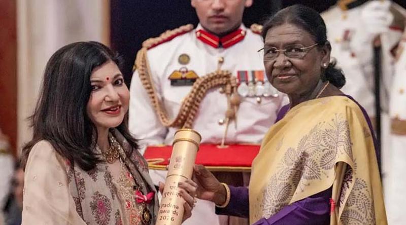 স্বাস্থ্য জটিলতার মাঝেই পদ্মভূষণ গ্রহণ করলেন অলকা ইয়াগনিক