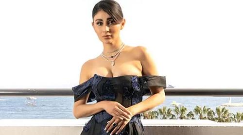 এবার বয়স বিতর্কে মৌনী রায়