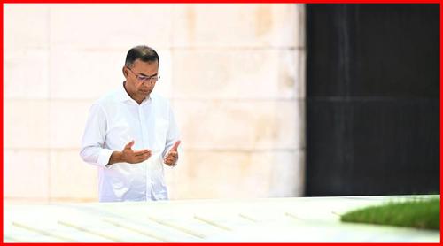 দেশে ফিরেই বাবা-মায়ের কবর জিয়ারত প্রধানমন্ত্রীর