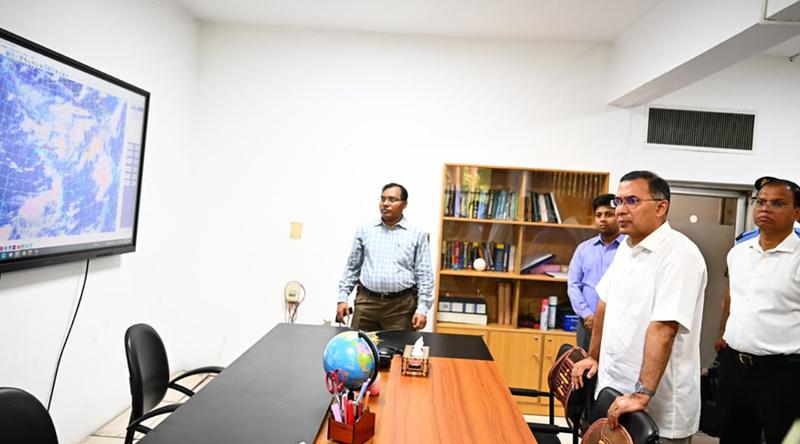 মহাকাশ গবেষণা প্রতিষ্ঠান ‘স্পারসো’ আকস্মিক পরিদর্শনে প্রধানমন্ত্রী