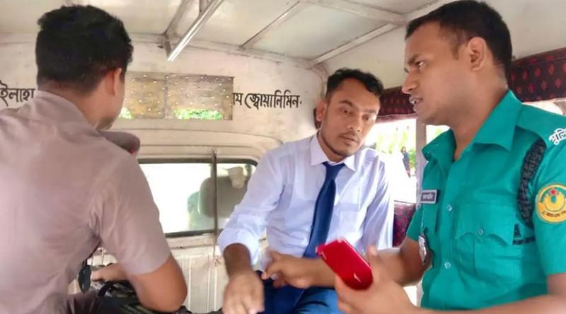ভাইভা পরীক্ষা দিতে এসে নিষিদ্ধ ছাত্রলীগ নেতা গ্রেপ্তার