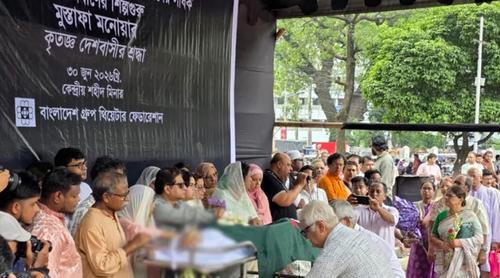 শহীদ মিনারে মুস্তাফা মনোয়ারকে শেষ শ্রদ্ধা