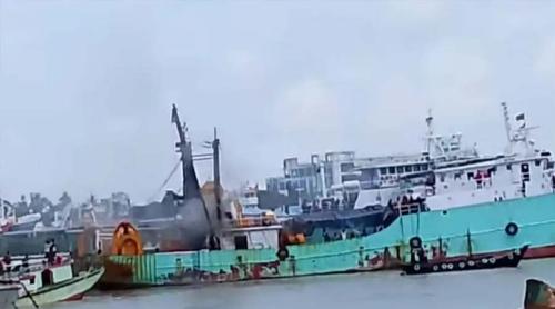 কর্ণফুলী নদীতে ফিশিং ট্রলারে বিস্ফোরণ, দগ্ধ ৬