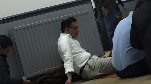 প্রধানমন্ত্রী তারেক রহমানের ফ্লোরে বসে বিশ্রাম নেওয়ার ছবি ভাইরাল