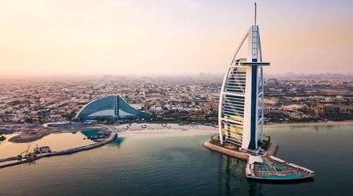 দুবাইয়ের ‘বুর্জ আল আরব’ হোটেলের বাইরের অংশে ইরানি ড্রোন ভূপাতিত