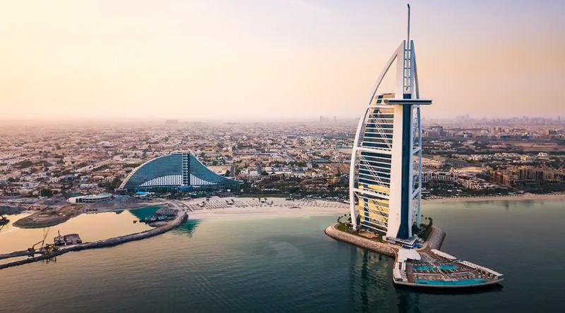 দুবাইয়ের ‘বুর্জ আল আরব’ হোটেলের বাইরের অংশে ইরানি ড্রোন ভূপাতিত