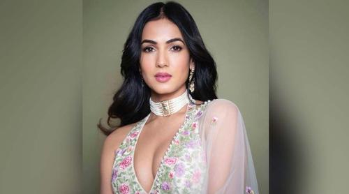 দুবাইয়ে আটকা পড়ে মোদির সাহায্য চাইলেন অভিনেত্রী সোনাল