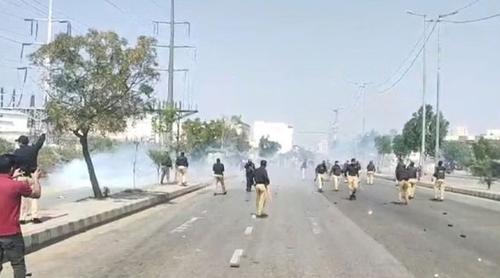 খামেনির মৃত্যুতে করাচিতে মার্কিন দূতাবাসের সামনে বিক্ষোভ