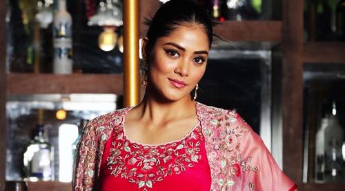 বিয়ের প্রশ্নে হেসে উড়িয়ে দিলেন অভিনেত্রী সোনামণি