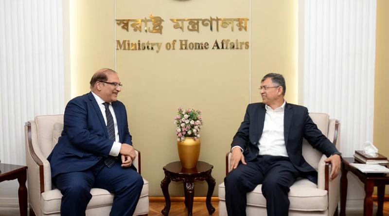 স্বরাষ্ট্রমন্ত্রীর সঙ্গে পাকিস্তানের হাইকমিশনারের সাক্ষাৎ