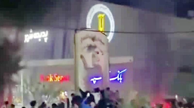 ইরানে খামেনির ভাস্কর্য উপড়ে ফেলল উত্তেজিত জনতা