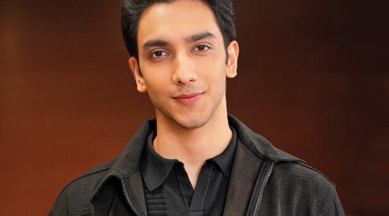 ক্যামেরা দেখে মুখ ঢাকলেন বেদাং