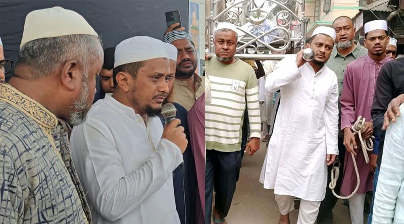 ফেনীতে প্যারোলে মুক্তি পেয়ে বাবার জানাজায় যুবলীগ নেতা