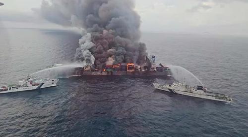 বাহরাইন বন্দরে অজ্ঞাত বস্তুর আঘাতে জাহাজে আগুন