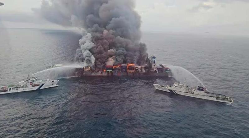 বাহরাইন বন্দরে অজ্ঞাত বস্তুর আঘাতে জাহাজে আগুন