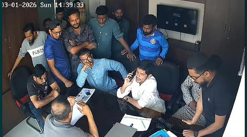 রংপুরে ইন্টারনেট কর্মকর্তার রুমে ঢুকে পরিবারকে গুলির হুমকি যুবদল নেতার