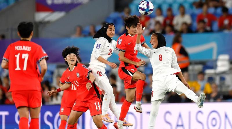 যুদ্ধের মধ্যেও মাঠে নেমে হৃদয় জয় করল ইরান